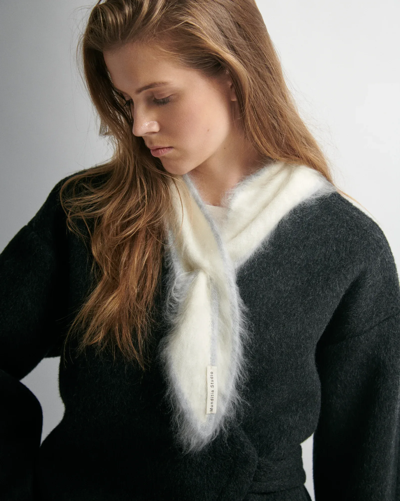 EIRA ecru cashmere scarf, photograph 1