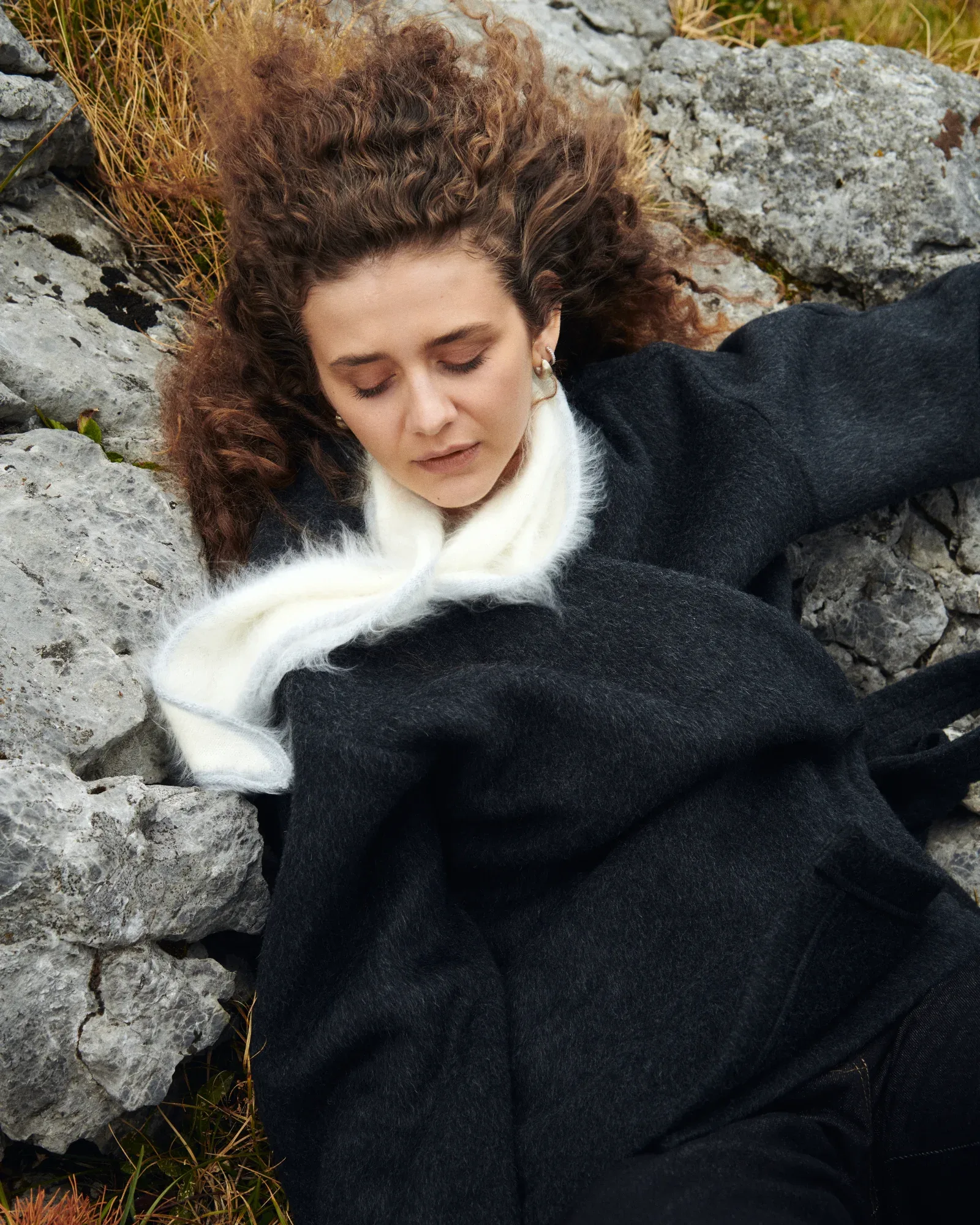EIRA ecru cashmere scarf, photograph 2