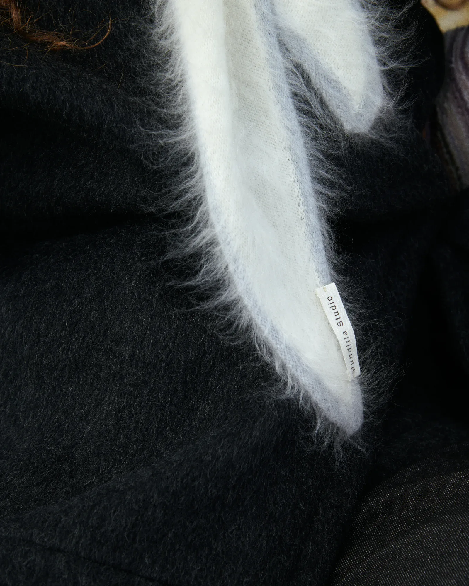 EIRA ecru cashmere scarf, photograph 3