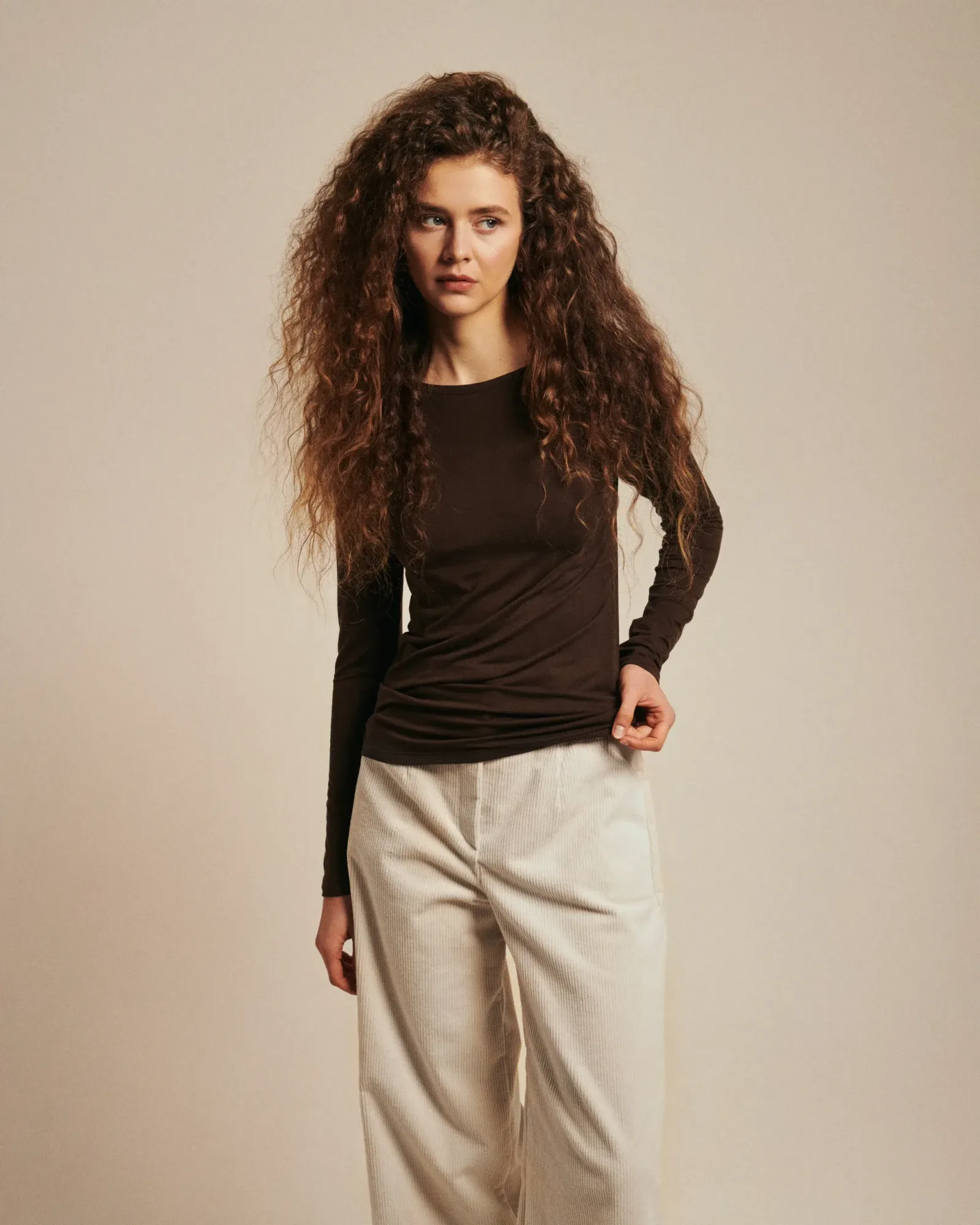 WOOL AND VISCOSE T-SHIRT dark chocolate, photograph 1