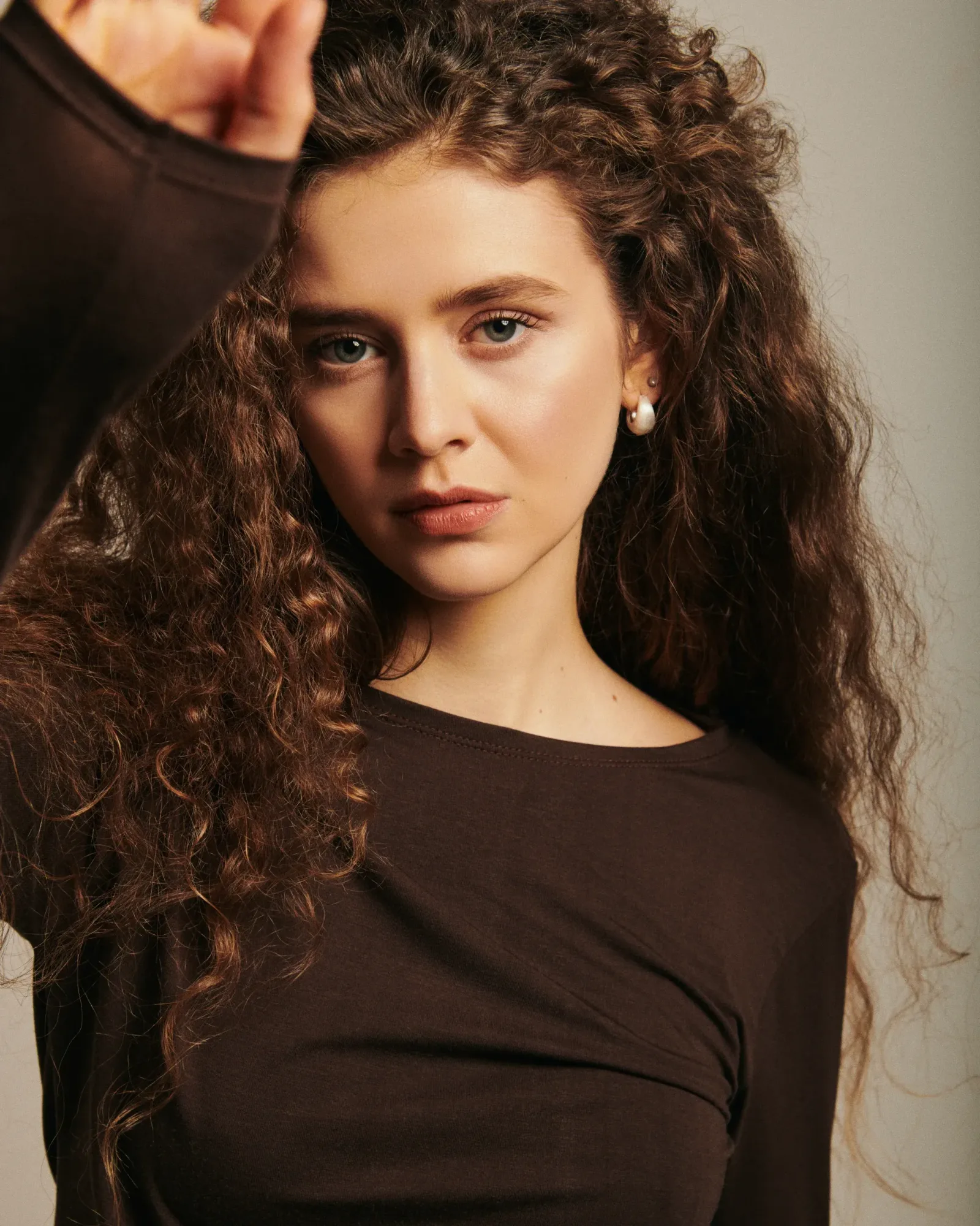 WOOL AND VISCOSE T-SHIRT dark chocolate, photograph 2