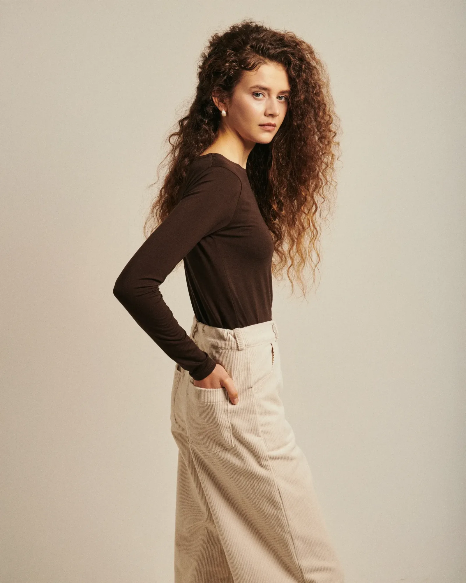 WOOL AND VISCOSE T-SHIRT dark chocolate, photograph 4